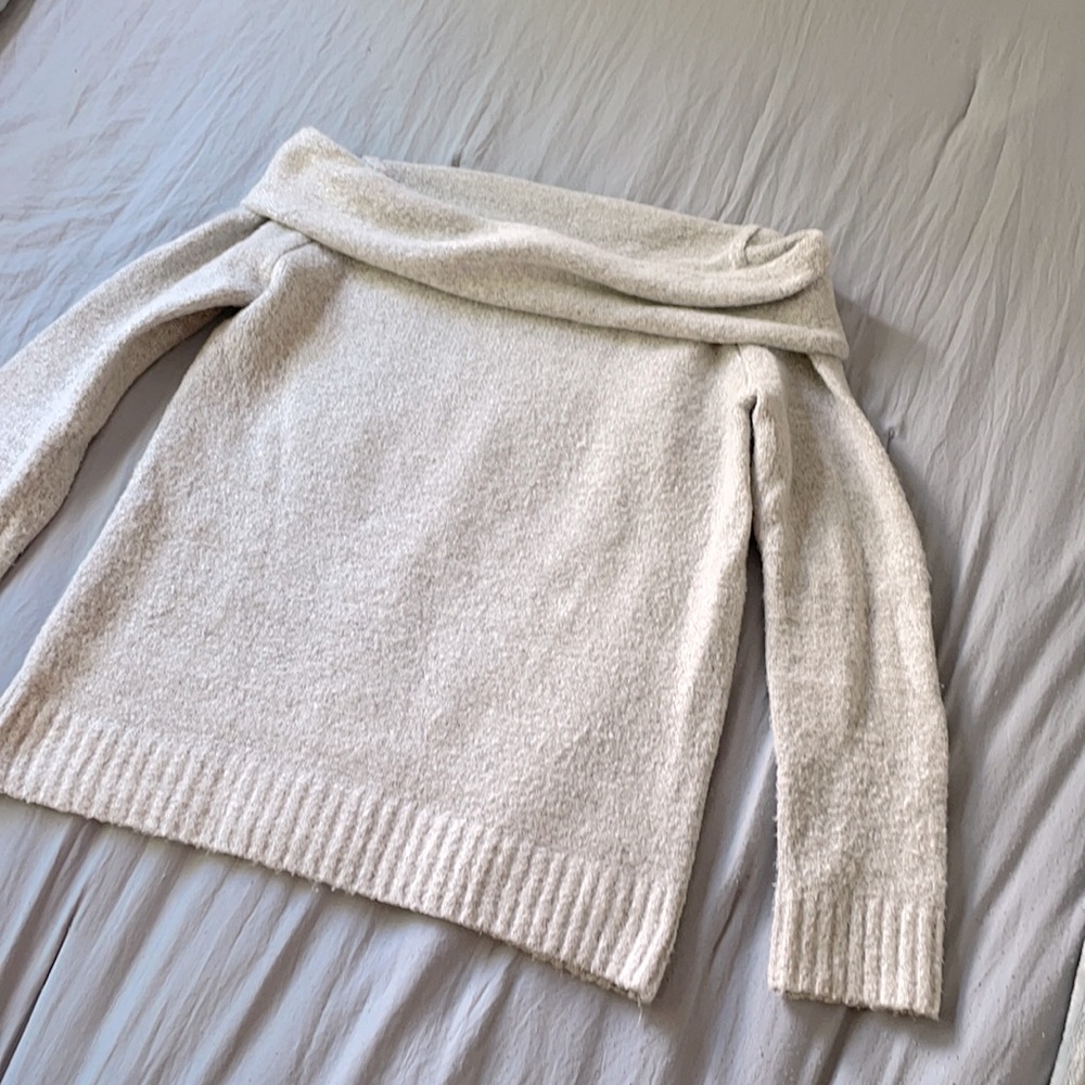 Super cute gray off-the-shoulder sweater from Forever21 in perfect condition!